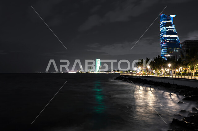 الواجهة البحرية لكورنيش مدينة جدة الجديد في المملكة العربية السعودية، الفن الهندسي المعماري للابراج وناطحات السحاب المضيئة ليلا، معالم سياحيه مشهورة,  النمو والتطور العمراني