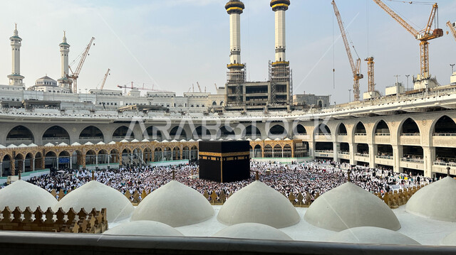 الركن الخامس من أركان الاسلام، حجاج بيت الله الحرام يطوفون حول الكعبة المشرفة، الحرم المكي الشريف في مكة المكرمة في المملكة العربية السعودية، أداء مناسك الحج والعمرة، أماكن ومعالم دينية اسلامية مقدسة، العبادة والتقرب إلى الله تعالى