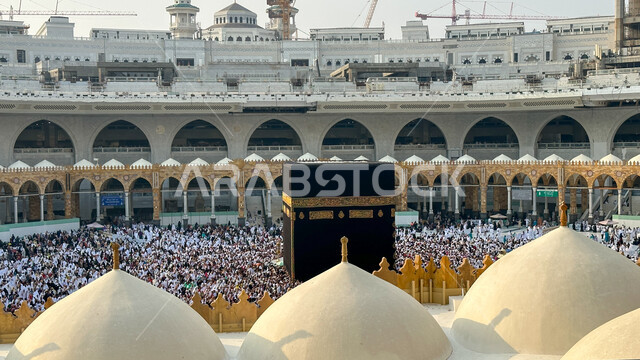  حجاج بيت الله الحرام يطوفون حول الكعبة المشرفة، الركن الخامس من أركان الاسلام, الحرم المكي الشريف في مكة المكرمة في المملكة العربية السعودية، أداء مناسك الحج والعمرة، أماكن ومعالم دينية اسلامية مقدسة، العبادة والتقرب إلى الله تعالى