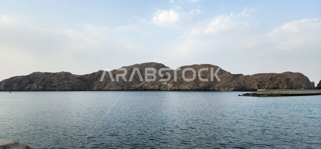 القمم والمرتفعات الجبليه في وضح النهار، التكوين الطبيعي البحري والجبلي على شاطئ سلطنة عمان، رحلات ترفيهيه ساحليه ،أماكن و معالم طبيعية سياحية مشهورة.
