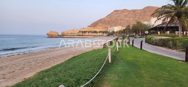  المنتجعات والشاليهات أمام البحر، التكوين الطبيعي البحري والجبلي على شاطئ سلطنة عمان، رحلات ترفيهيه ساحليه، الرمال الذهبية الناعمة في وضح النهار، الاهتمام بالتشجير وزراعه النخيل، أماكن و معالم طبيعية سياحية مشهورة.