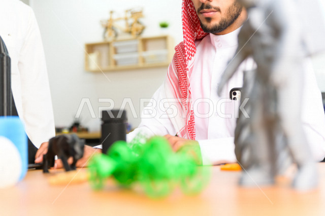شاب سعودي مبتكر يستخدم طابعة ثلاثية الأبعاد لتصنيع منتج ،استخدام الذكاء الاصطناعي للتصنيع ، اكاديمية مختصة بالعلوم والتكنولوجيا والهندسة والرياضيات