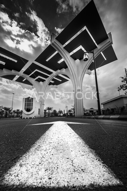 الفن الهندسي المعماري لبوابات دخول جامعة الملك سعود في مدينة الرياض، صورة بالابيض الاسود للاماكن والمعالم التعليمية المشهورة في الرياض، المؤسسات الاكاديمية التعليمية في المملكة العربية السعودية
