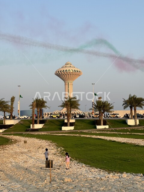 تزيين السماء بالدخان الملون، الفن الهندسي المعماري لبرج المياه في مدينة الخبر، الاشجار والنباتات الخضراء في حديقة كورنيش الخبر في الدمام، فعاليات يوم العلم 11 مارس، عروض جوية عسكرية في احتفالات اليوم الوطني 23 سبتمبر، معالم سياحية مشهورة في السعودية