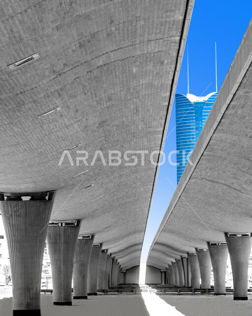 النمو والتطور العمراني مدينة الرياض، الفن الهندسي المعماري للأبراج وناطحات السحاب في وضح النهار، صورة من الاسفل لاحد جسور المملكة، بناء الأساسيات القوية للجسور والطرقات في السعودية