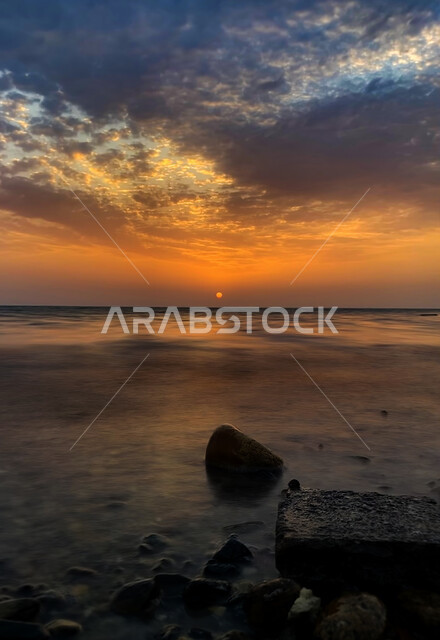 منظر السماء و غروب الشمس فوق مياه البحر الأحمر ، أماكن سياحية ترفيهية , صورة مقربة لكورنيش مدينة جدة ، السياحة في المملكة العربية السعودية ، خلفية الطبيعة المائية البحرية .
