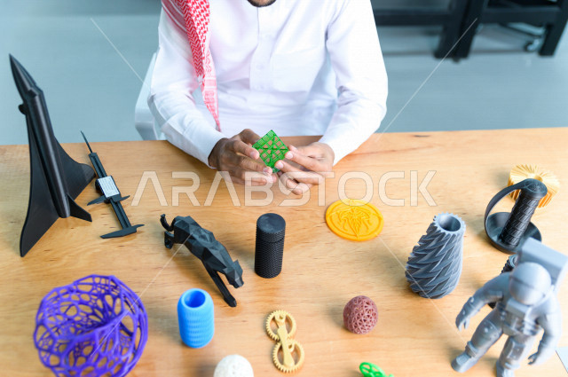 شاب سعودي مبتكر يستخدم قلم لعمل مجسمات البلاستيك ثلاثية الأبعاد  ،استخدام الذكاء الاصطناعي للتصنيع ، اكاديمية مختصة بالعلوم والتكنولوجيا والهندسة والرياضيات