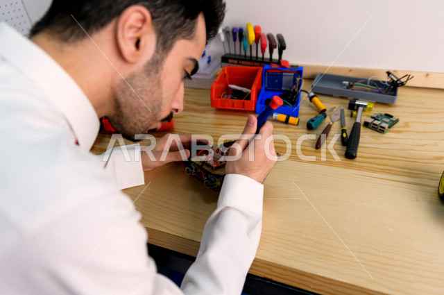 شاب سعودي مبتكر يقوم بعمل روبوت ذكي  ،ابتكار وصناعات هندسية ، اكاديمية مختصة بالعلوم والتكنولوجيا والهندسة والرياضيات