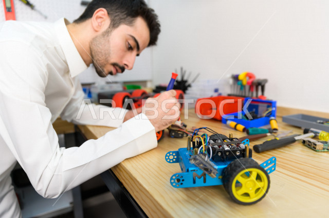 شاب سعودي مبتكر يقوم بعمل روبوت ذكي  ،ابتكار وصناعات هندسية ، اكاديمية مختصة بالعلوم والتكنولوجيا والهندسة والرياضيات