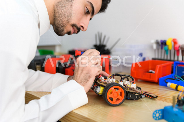 شاب سعودي مبتكر يقوم بعمل روبوت ذكي  ،ابتكار وصناعات هندسية ، اكاديمية مختصة بالعلوم والتكنولوجيا والهندسة والرياضيات