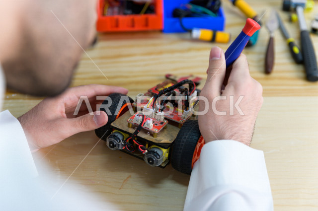 شاب سعودي مبتكر يقوم بعمل روبوت ذكي  ،ابتكار وصناعات هندسية ، اكاديمية مختصة بالعلوم والتكنولوجيا والهندسة والرياضيات