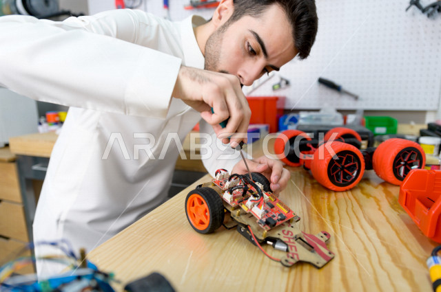 شاب سعودي مبتكر يقوم بعمل روبوت ذكي  ،ابتكار وصناعات هندسية ، اكاديمية مختصة بالعلوم والتكنولوجيا والهندسة والرياضيات