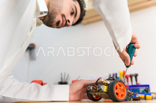 شاب سعودي مبتكر يقوم بعمل روبوت ذكي  ،ابتكار وصناعات هندسية ، اكاديمية مختصة بالعلوم والتكنولوجيا والهندسة والرياضيات