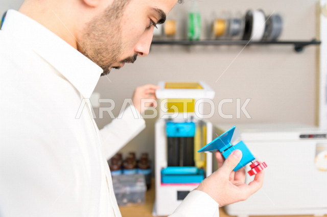 شاب سعودي مبتكر يقوم بفحص الادوات و المعدات في المختبر ،استخدام الذكاء الاصطناعي للتصنيع ، اكاديمية مختصة بالعلوم والتكنولوجيا والهندسة والرياضيات