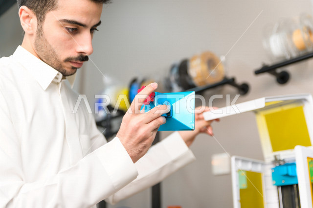 شاب سعودي مبتكر يقوم بفحص الادوات و المعدات في المختبر ،استخدام الذكاء الاصطناعي للتصنيع ، اكاديمية مختصة بالعلوم والتكنولوجيا والهندسة والرياضيات