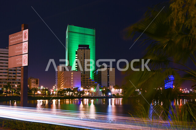 إطلالة على الواجهة البحرية لمدينة جدة , حركة السير في شوارع وطرقات جدة, العمارات و الأبراج التجارية المضيئة ليلا في منطقة البلد التاريخية, التطور المعماري في المملكة العربية السعودية.