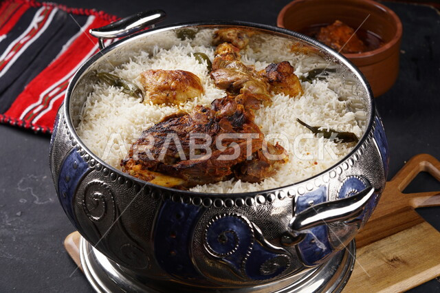 مطابخ ومطاعم سعودية شرقية، صورة مقربة لطبق من الكبسة مع الدجاج، اطباق واكلات عربية شعبية تقليدية، وصفات ووجبات الطعام الشهية، الارز البخاري المطهي بالبهارات الطازجة