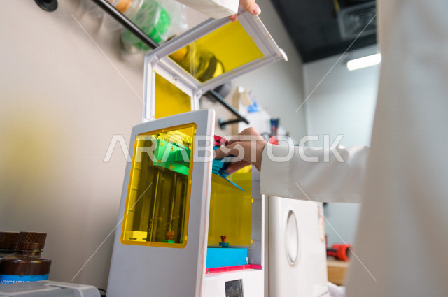 شاب سعودي مبتكر يقوم بفحص الادوات و المعدات في المختبر ،استخدام الذكاء الاصطناعي للتصنيع ، اكاديمية مختصة بالعلوم والتكنولوجيا والهندسة والرياضيات