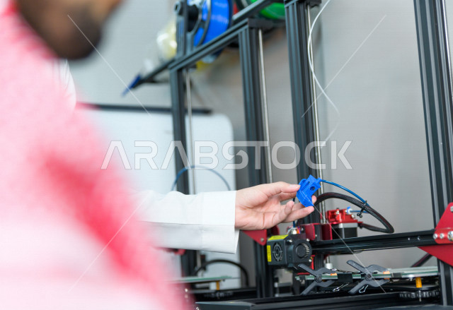 An innovative Saudi young man uses a 3D printer to manufacture a product, using artificial intelligence to manufacture, an academy specializing in science, technology, engineering and mathematics
