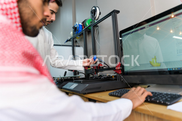 شابان سعوديان مبتكران يستخدمان طابعة ثلاثية الأبعاد لتصنيع منتج ، استخدام الذكاء الاصطناعي للتصنيع  ، اكاديمية مختصة بالعلوم والتكنولوجيا والهندسة والرياضيات