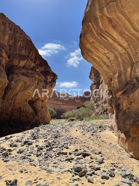 التشكيلات والتكوينات الصخرية في المناطق الصحراوية في المملكة، المناظر الطبيعية للقمم والمرتفعات الجبلية في محافظة العلا، المعالم التاريخية الأثرية القديمة، الاماكن السياحية الشهيرة في السعودية