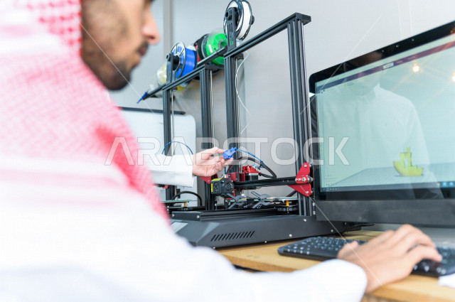 شابان سعوديان مبتكران يستخدمان طابعة ثلاثية الأبعاد لتصنيع منتج ، استخدام الذكاء الاصطناعي للتصنيع  ، اكاديمية مختصة بالعلوم والتكنولوجيا والهندسة والرياضيات