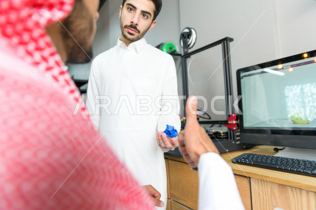 شابان سعوديان مبتكران يستخدمان طابعة ثلاثية الأبعاد لتصنيع منتج ، استخدام الذكاء الاصطناعي للتصنيع  ، اكاديمية مختصة بالعلوم والتكنولوجيا والهندسة والرياضيات