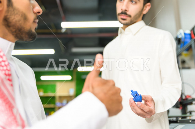 شابان سعوديان مبتكران يستخدمان طابعة ثلاثية الأبعاد لتصنيع منتج ، استخدام الذكاء الاصطناعي للتصنيع  ، اكاديمية مختصة بالعلوم والتكنولوجيا والهندسة والرياضيات