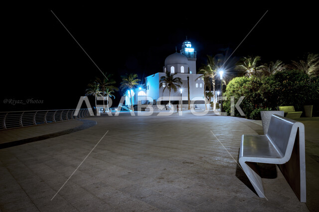 مسجد الجزيرة المضيء ليلا في جدة على الواجهة البحرية  في المملكة العربية السعودية ، الفن الهندسي المعماري الاسلامي، معالم دينية مقدسة على شواطئ كورنيش جدة السياحي ،خلفية الطبيعه