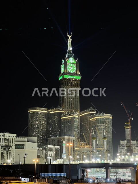 خدمة الحجاج والمعتمرين بتوفير الفنادق الفاخره بالقرب من الحرم المكي الشريف, الفن الهندسي المعماري لمبنى برج الساعة المضاء في وقت الليل في مكة المكرمة, معالم دينية مقدسة مشهورة بالمملكة العربية السعودية, العبادة والتقرب إلى الله