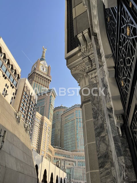 معالم دينية مقدسة اسلامية, المنشآت والفنادق في المملكه العربية السعودية, الفن الهندسي المعماري لمبنى برج الساعة في وقت النهار في مكة المكرمة, العبادة والتقرب إلى الله في الحرم المكي