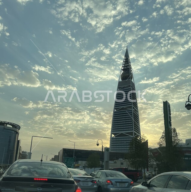 الفن الهندسي المعماري لبرج الفيصلية في مدينة الرياض, المباني وناطحات السحاب في المملكة العربية السعودية, معالم سياحية مشهورة, حركة مرور السيارات في طرقات وشوارع العاصمة, السماء الملبدة بالغيوم القطينة