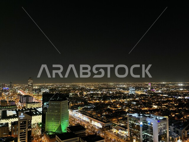 التطور والاهتمام بالبنية التحتية للبلد, الأبراج وناطحات السحاب المضاءة في وقت الليل, معالم سياحية مشهورة, المناظر الليلية الهادئة في المملكة العربية السعودية, الفن الهندسي المعماري للمباني والمنشآت في مدينة الرياض