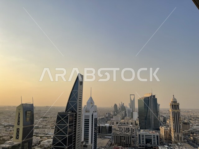 الواجهة السياحية لجذب الزوار من شتى أنحاء العالم, التطور الفني والمعماري للأبراج المالية والاقتصادية في مدينة الرياض, ناطحات السحاب والمنشآت في وقت النهار, العمل على نمو وتنمية البناء الهندسي في المملكة العربية السعودية