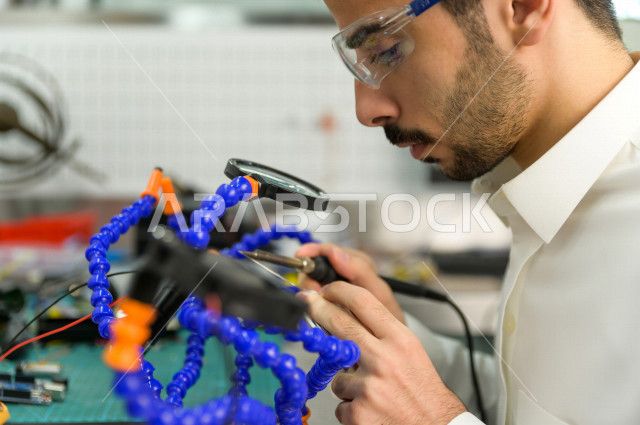 شاب سعودي مبتكر يقوم بعمل تجارب على الدوائر الكهربائية   ،استخدام الذكاء الاصطناعي للتصنيع ، اكاديمية مختصة بالعلوم والتكنولوجيا والهندسة والرياضيات