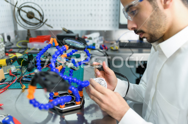 شاب سعودي مبتكر يقوم بعمل تجارب على الدوائر الكهربائية   ،استخدام الذكاء الاصطناعي للتصنيع ، اكاديمية مختصة بالعلوم والتكنولوجيا والهندسة والرياضيات