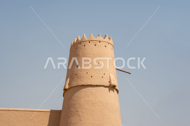 التاريخ الحضاري القديم في الرياض، صورة مقربة لقصر المصمك التاريخي في مدينة الرياض في المملكة العربية السعودية، الهندسة المعمارية والمباني الطينية القديمة من التراث السعودي، أماكن ومعالم أثرية سياحية في السعودية.