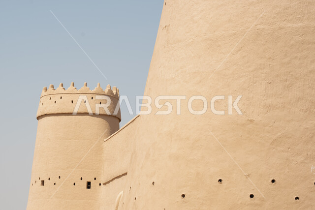 التاريخ الحضاري القديم في الرياض، صورة مقربة لقصر المصمك التاريخي في مدينة الرياض في المملكة العربية السعودية، الهندسة المعمارية والمباني الطينية القديمة من التراث السعودي، أماكن ومعالم أثرية سياحية في السعودية.