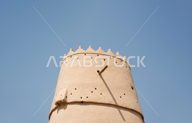 التاريخ الحضاري القديم في الرياض، صورة مقربة لقصر المصمك التاريخي في مدينة الرياض في المملكة العربية السعودية، الهندسة المعمارية والمباني الطينية القديمة من التراث السعودي، أماكن ومعالم أثرية سياحية في السعودية.