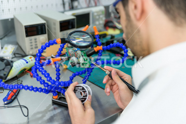 An innovative Saudi youth doing experiments on electrical circuits, using artificial intelligence for manufacturing, an academy specializing in science, technology, engineering and mathematics