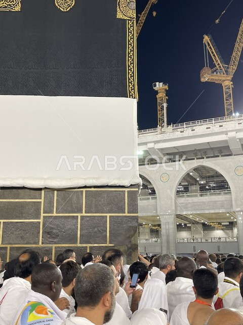حجاج بيت الله الحرام يطوفون حول الكعبة المشرفة في الحرم المكي الشريف في مكة المكرمة بالمملكة العربية السعودية، أداء مناسك الحج والعمرة، العبادة والتقرب إلى الله تعالى في الأماكن الإسلامية المقدسة.