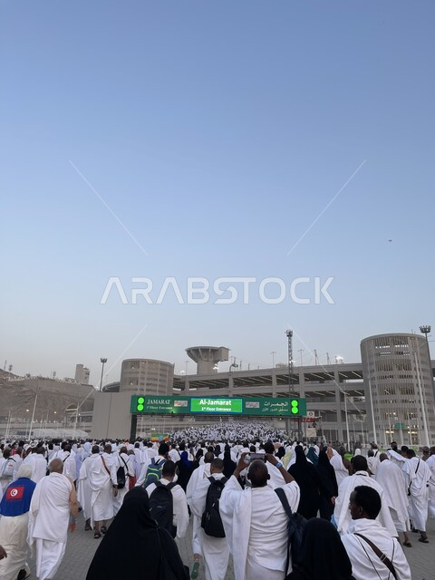 الطريق المؤدي لمنطقة رمي الجمرات في مكة المكرمة, لوحات إرشادية في المعالم الإسلامية المشهورة, قدوم المسلمين من شتى أنحاء العالم إلى السعودية لأداء مناسك الحج والعمرة في شهر ذي الحجة, فضل وثواب الدعاء والتقرب إلى الله, إسلاميات وعبادة وروحانيات دينية.