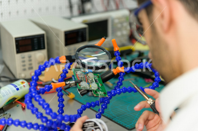 شاب سعودي مبتكر يقوم بعمل تجارب على الدوائر الكهربائية   ،استخدام الذكاء الاصطناعي للتصنيع ، اكاديمية مختصة بالعلوم والتكنولوجيا والهندسة والرياضيات