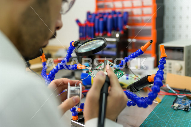 شاب سعودي مبتكر يقوم بعمل تجارب على الدوائر الكهربائية   ،استخدام الذكاء الاصطناعي للتصنيع ، اكاديمية مختصة بالعلوم والتكنولوجيا والهندسة والرياضيات