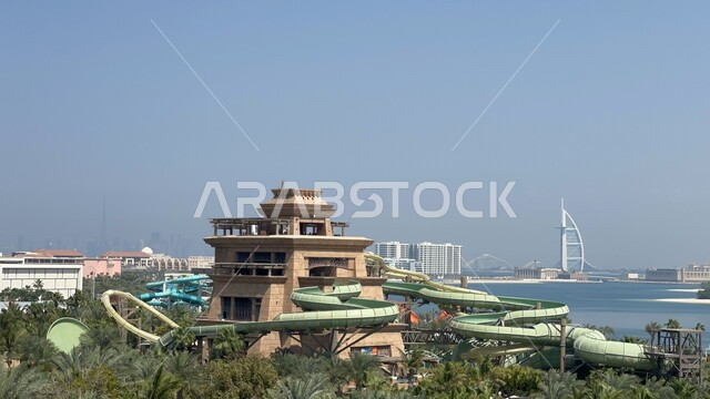 الفن الهندسي المعماري لتصميم منتجع اتلانتس في دولة الامارات العربية المتحدة، الفنادق والمنتجعات السياحية الفاخرة في مدينة دبي على ساحل الخليج العربي، اماكن ومعالم جذب سياحي مشهورة، الألعاب والملاهي المائية في خليج الدلافين.