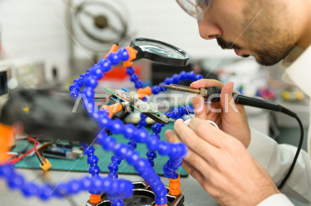 شاب سعودي مبتكر يقوم بعمل تجارب على الدوائر الكهربائية   ،استخدام الذكاء الاصطناعي للتصنيع ، اكاديمية مختصة بالعلوم والتكنولوجيا والهندسة والرياضيات