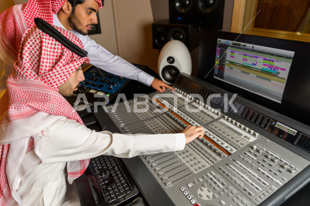 شاب سعودي يعمل كمرسال خارج الاستديو ،يعالج الاصوات المسجلة داخل الاستديو عن طريق برمجيات صوتية من خلال جهاز الحاسوب المخصص ، استديو تسجيل صوتي ، بث مباشر ، فريق الاعداد ، الاذاعة الصوتية ، نشرات اخبارية