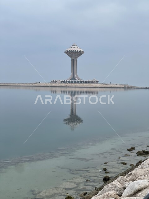 برج المياه في مدينة الخبر في المملكة العربية السعودية في وضح النهار, معالم سياحيه مشهوره في مدينة الدمام, الواجهه البحريه على ساحل الخليج العربي, الفن الهندسي والمعماري لخزان الماء على كورنيش الخبر.