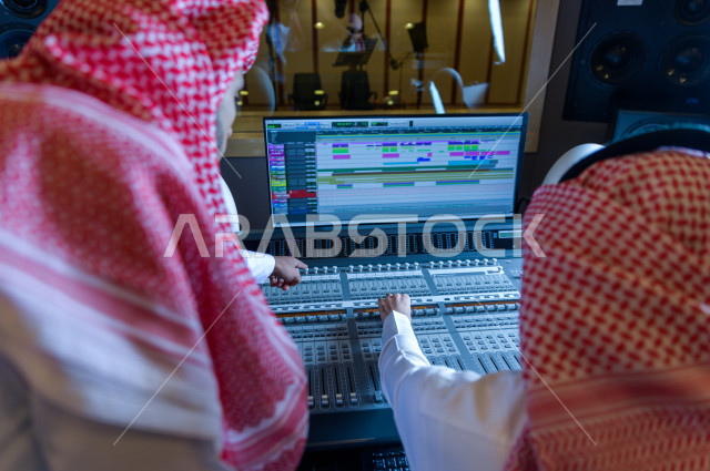 شاب سعودي يعمل كمرسال خارج الاستديو ،يعالج الاصوات المسجلة داخل الاستديو عن طريق برمجيات صوتية من خلال جهاز الحاسوب المخصص ، استديو تسجيل صوتي ، بث مباشر ، فريق الاعداد ، الاذاعة الصوتية ، نشرات اخبارية