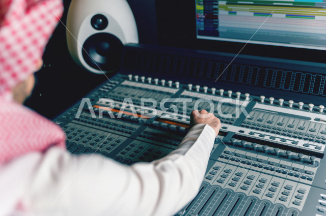 شاب سعودي يعمل كمرسال خارج الاستديو ،يعالج الاصوات المسجلة داخل الاستديو عن طريق برمجيات صوتية من خلال جهاز الحاسوب المخصص ، استديو تسجيل صوتي ، بث مباشر ، فريق الاعداد ، الاذاعة الصوتية ، نشرات اخبارية